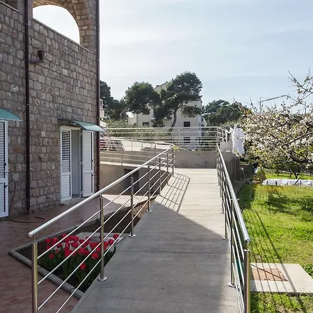 Gasthuis Eight Roses 3*